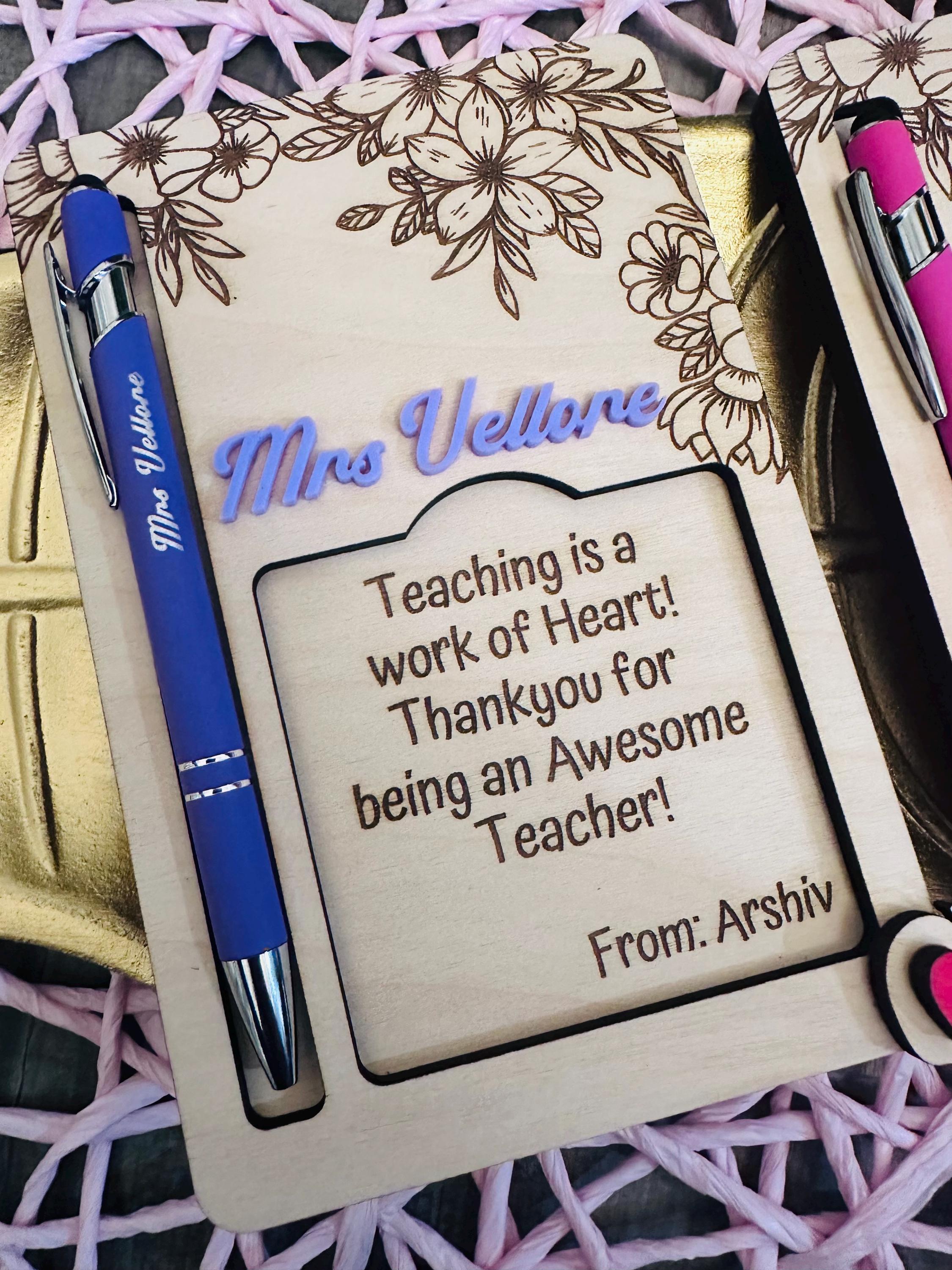 Post it Note Holder & Pen Set – Custom Engraved Desk Organizer – Teacher Gift, Office Decor, Coworker Gift, Boss Gift, Engraved Holder